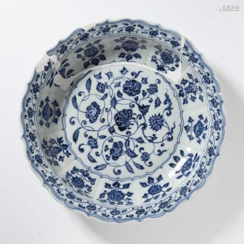 A CHINESE BLUE AND WHITE FLORAL PORCELAIN DISH WITH SHAPED R...