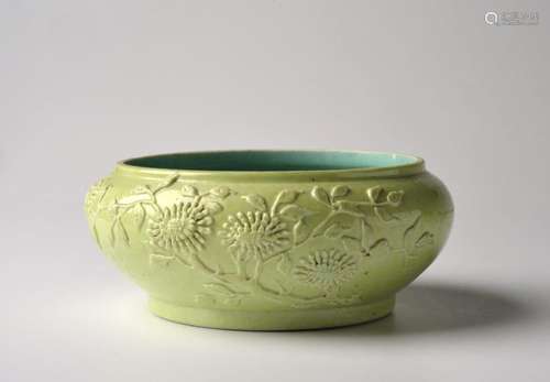 A CHINESE PALE LIME-GREEN-GLAZED BRUSHWASHER 中国清代黄绿釉刻...