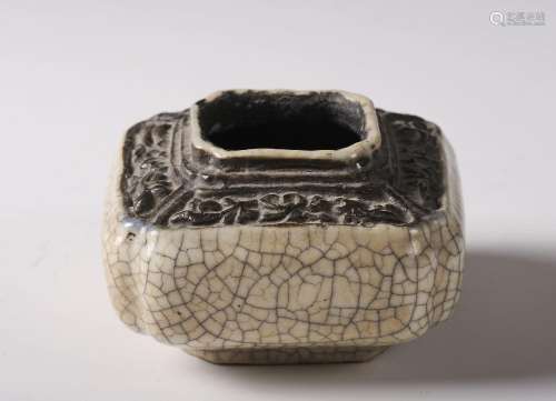 A CHINESE GE-TYPE PORCELAIN WATERPOT 哥釉铁锈釉小水㿻