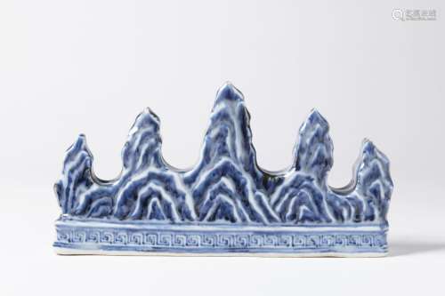 A CHINESE MING BLUE AND WHITE 'MOUNTAIN' BRUSH REST 明代青花...