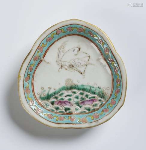 A CHINESE PORCELAIN BOWL 粉彩海水飞鹤纹异形碟