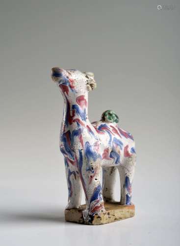 A SMALL CHINESE PORCELAIN FIGURE OF A DEER 清代康熙彩釉小鹿塑...