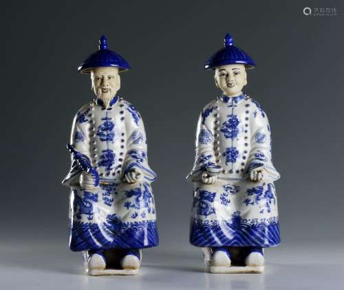 A PAIR OF CHINESE BLUE AND WHITE PORCELAIN FIGURES OF DIGNIT...