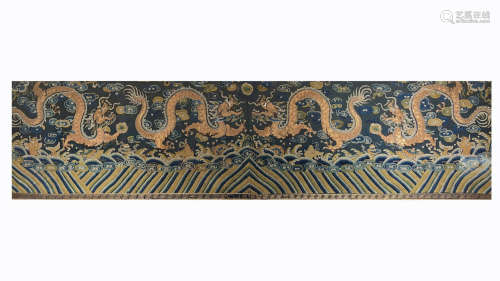 In the Qing Dynasty, the embroidered hanging screen with clo...