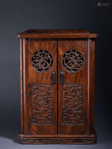 In the Qing Dynasty, the mahogany dragon case was put on the...