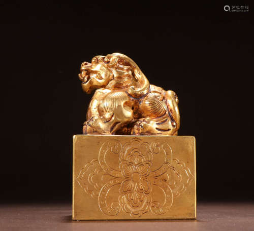 In ancient China, bronze gilded auspicious animal button sea...