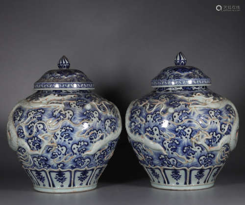 In ancient China, blue and white sea water carving dragon po...