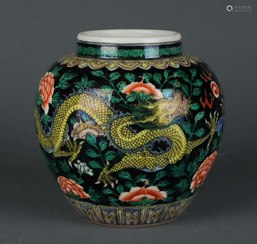 In the Qing Dynasty, the black earth dragon wore a pot with ...