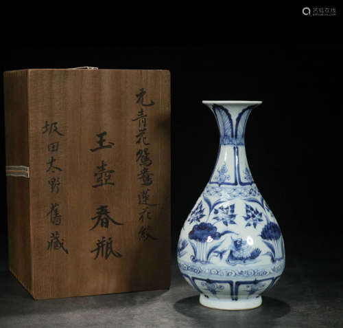 In the Ming Dynasty, the blue and white jade vase with the p...