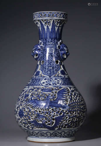 In the Ming Dynasty, blue and white hollowed-out vase with d...