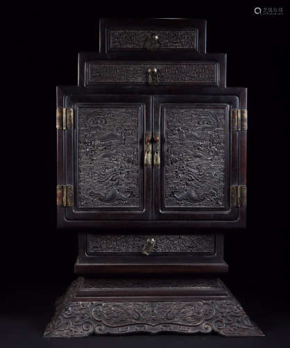 In the Qing Dynasty, the storage cabinet of the red sandalwo...