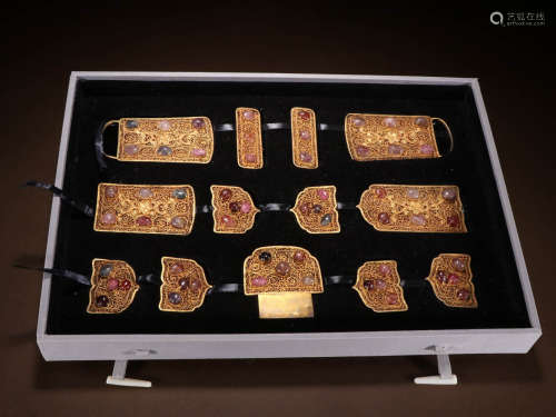 In ancient China, a set of silver gilded gold inlaid with ge...