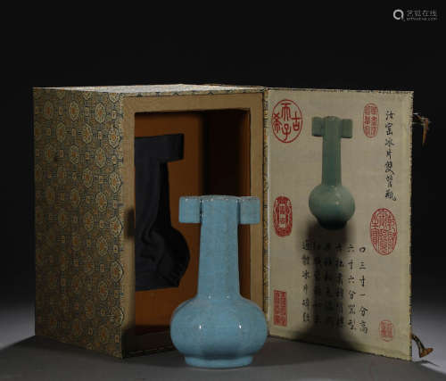 In ancient China, Ru kiln ice glaze double-tube bottle