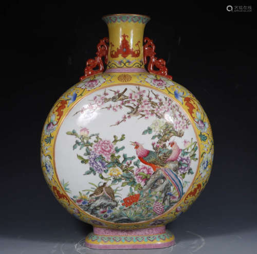 In the Qing Dynasty, the yellow ground pink window vase with...