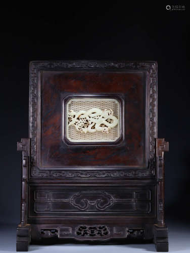 In the Qing Dynasty, Hetian Yulong inserted the screen