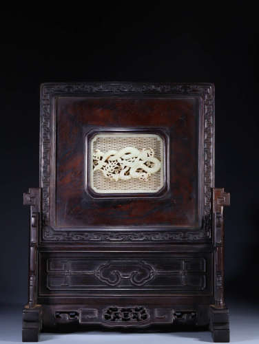 In the Qing Dynasty, Hetian Yulong inserted the screen