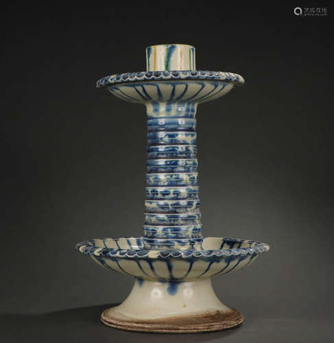 In ancient China, the double-layer candlestick with three-co...