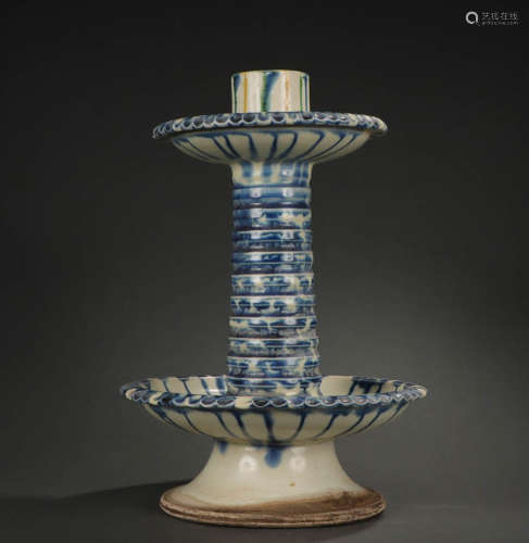In ancient China, the double-layer candlestick with three-co...