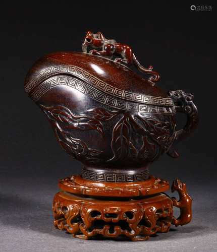 In the Qing Dynasty, red sandalwood dragon goblet