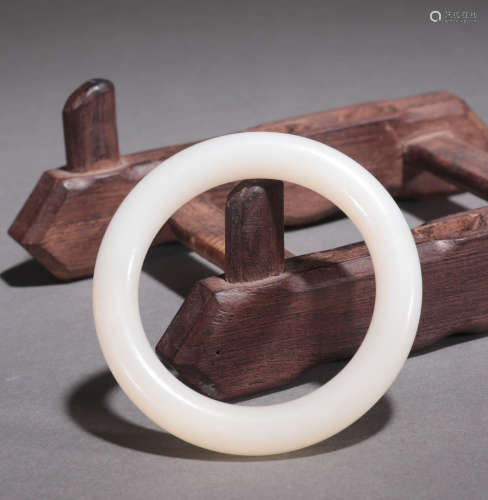 In the Qing Dynasty, Hotan white jade round strip plain brac...