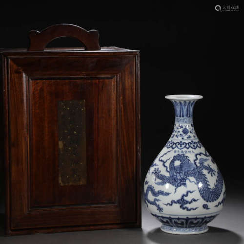 In the Ming Dynasty, the jade pot with blue and white dragon...