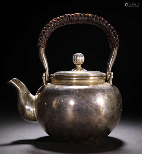 In the Qing Dynasty, pure silver carrying beam pot