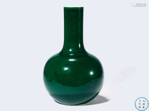 民国 绿哥釉天球瓶