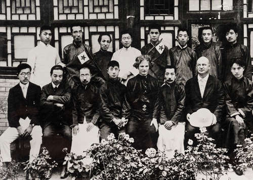 1922年摄制 鲁迅、周作⼈等与世界语学会会员合影 一帧