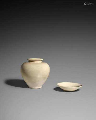 TWO WHITE GLAZED POTTERY VESSELS Tang dynasty (2)