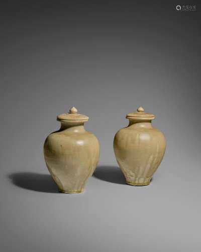 TWO GREEN GLAZED STONEWARE JARS AND COVERS Sui dynasty (2)
