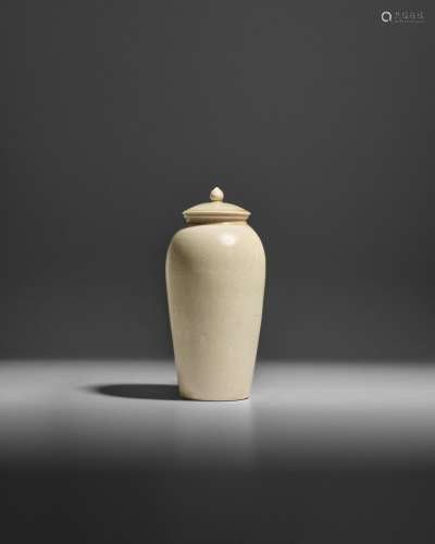 A GLAZED WHITE STONEWARE JAR AND COVER Sui dynasty
