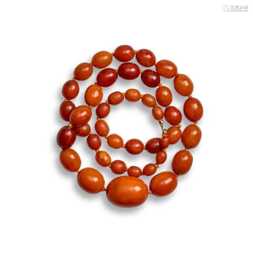 A GRADUATED AMBER BEAD NECKLACE Late Qing Dynasty