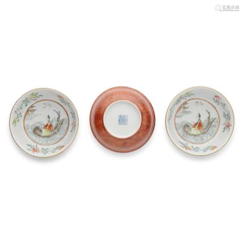 THREE FAMILLE ROSE AND FAUX BOIS PORCELAIN BOWLS WITH A FEMA...