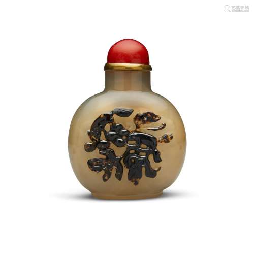 A CARVED CAMEO AGATE 'SQUIRREL AND GRAPE' SNUFF BOTTLE 1750-...