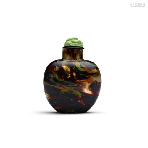 A 'SANDWICH' GLASS IMITATING TORTOISESHELL SNUFF BOTTLE 1750...