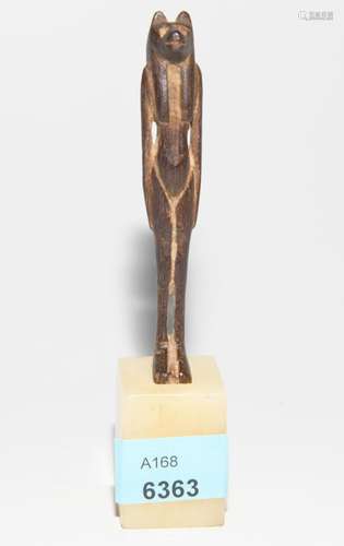 HOLZFIGUR DER STEHENDEN GÖTTIN SAKHMET