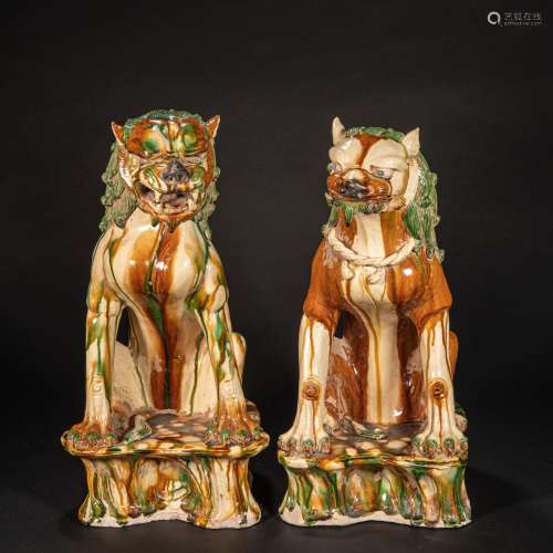 A PAIR OF CHINESE TRI COLORED LIONS, BEFORE MING DYNASTY