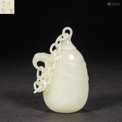 CHINESE HETIAN JADE SNUFF BOTTLE FROM QING DYNASTY