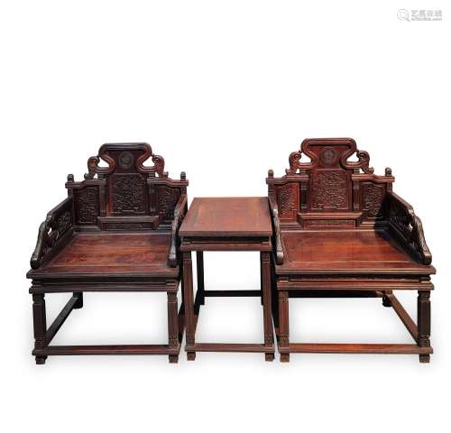 A PAIR OF CHINESE QING DYNASTY MAHOGANY CHAIRS