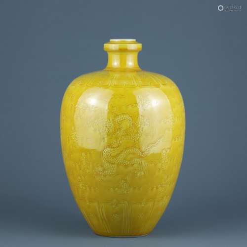 明弘治黄釉雕刻龙纹梅瓶