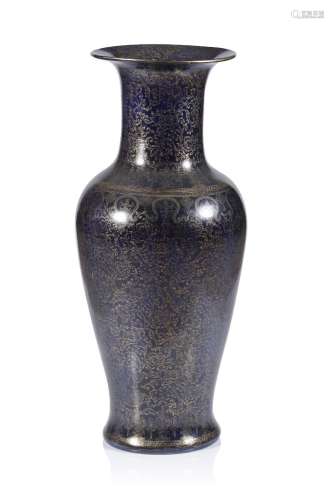 A large Yenyen vase