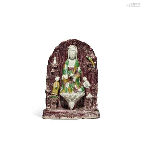 A famille-verte biscuit 'Guanyin and acolytes' group, Qing d...