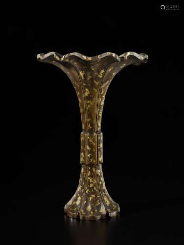 A gold-splashed bronze lobed beaker vasem, 17th / 18th centu...