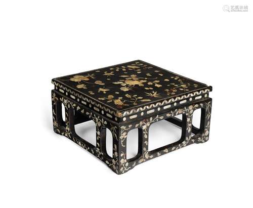 A RARE MOTHER-OF-PEARL-INLAID LACQUER OFFERING STAND Joseon ...