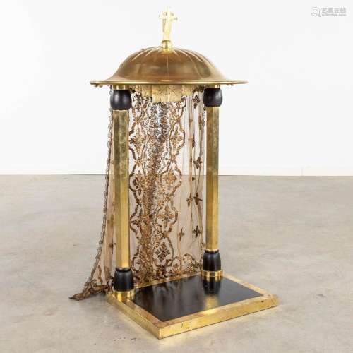 A shrine for a figurine, brass and wood. Circa 1920. (D:32,5...