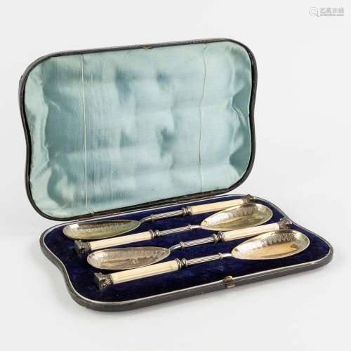 Martin Hall & Cie, a set of 4 silver-plated Victorian sp...