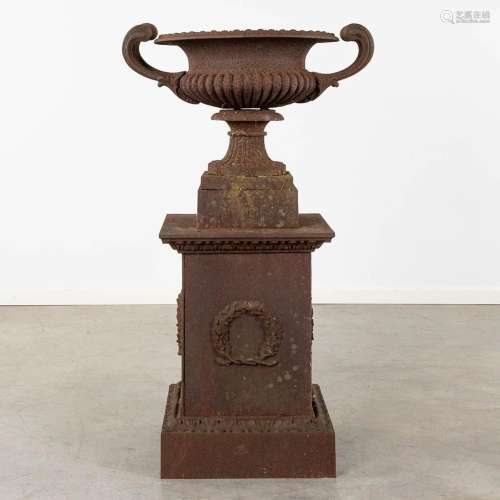 A garden vase on a pedestal, cast-iron. 20th C. (D:51 x W:68...