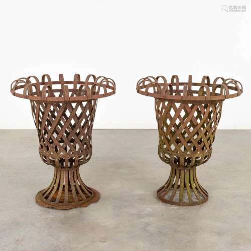 A pair of metal fire pits. 20th C. (H:71,5 x D:59 cm)