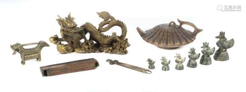 Diverse Kleinantiquitäten China, Bronze/Gelbguss/Keramik, 11...