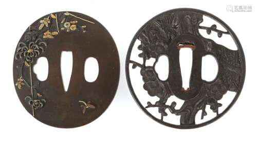 2 Tsubas Japan, Meiji-Periode, je ovale Form, 1x Bronzetsuba...